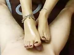 hausfrau gibt footjob (5)